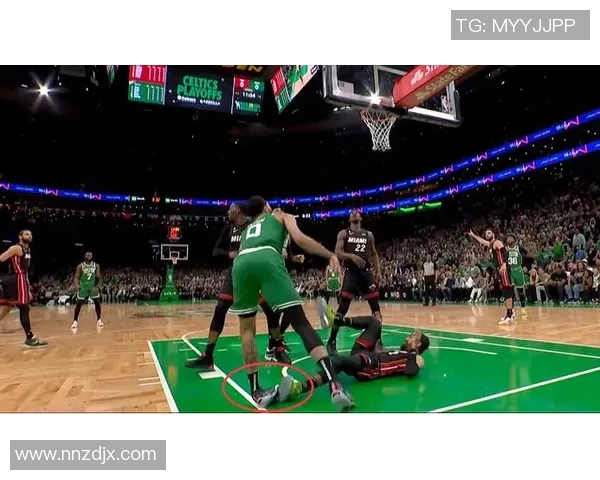 愿无碍!施罗德突破落地时崴脚&缓慢走下场 鞋都被踩掉了 愿无碍!施罗德突破落地时崴脚&缓慢走下场 鞋都被踩掉了